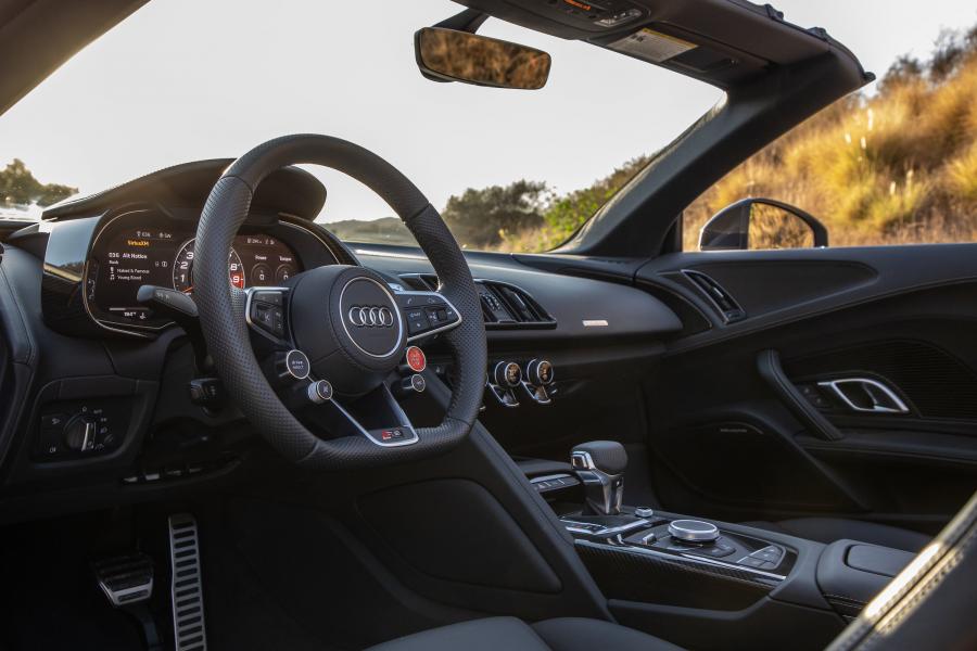 Интерьер Audi R8 V10 Performance Spyder 2019 года  (NA) (фото 34 из 46)